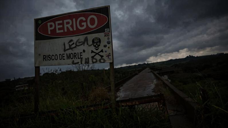Aviso de perigo na Ponte do Esqueleto, localizada na divisa entre Limeira e Cordeirópolis