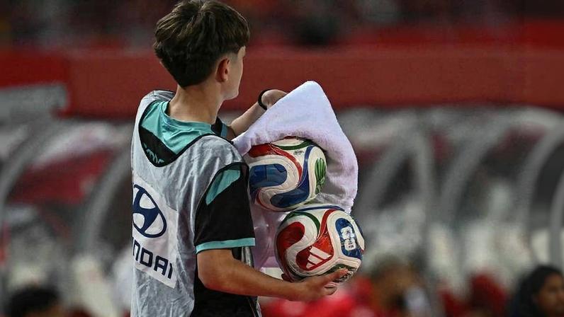 Gandula durante amistoso preparatório para a Copa entre Áustria e Tunísia, em Viena