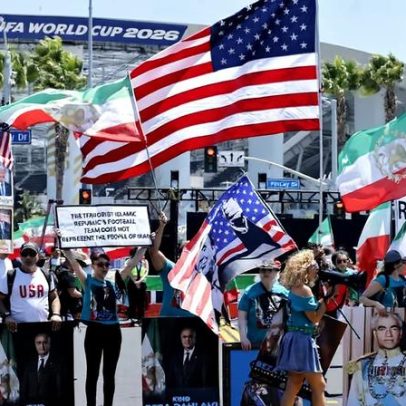 Comunidade iraniana em LA protesta contra seleção do Irã na Copa