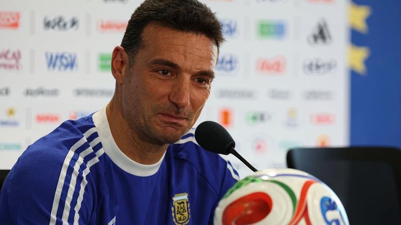O treinador Lionel Scaloni, da Argentina, se emociona com a presença de Martín Palermo em entrevista em Kansas City