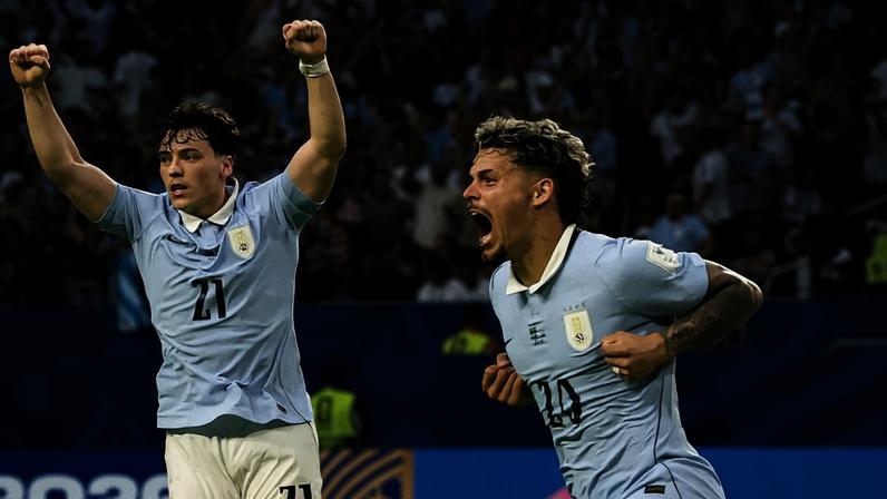 Vinãs e Maxi Araújo celebram o gol de empate do Uruguai