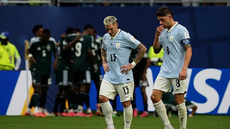 Federico Valverde (à direita) e Guillermo Varela após a Arábia Saudita abrir o placar na estreia contra Uruguai na Copa, em partida que terminou empatada