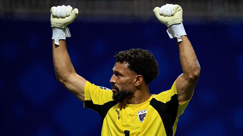Goleiro Vozinha, de Cabo Verde, comemora após a partida com Espanha