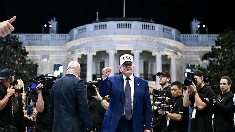 O presidente dos Estados Unidos, Donald Trump, no octógono ao final do evento de artes marciais mistas “UFC Freedom 250”, realizado na Casa Branca, em Washington, D.C. (EUA)