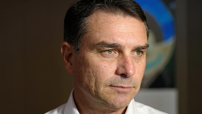 Montagem com as fotos de Lula (PT), à esq., e Flávio Bolsonaro (PL)