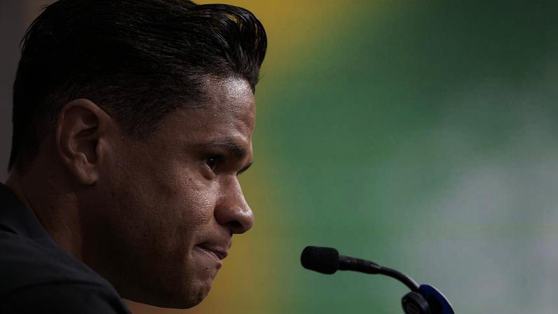 Douglas Santos durante entrevista no hotel em que a seleção brasileira está hospedada, em Basking Ridge, no estado de Nova Jersey