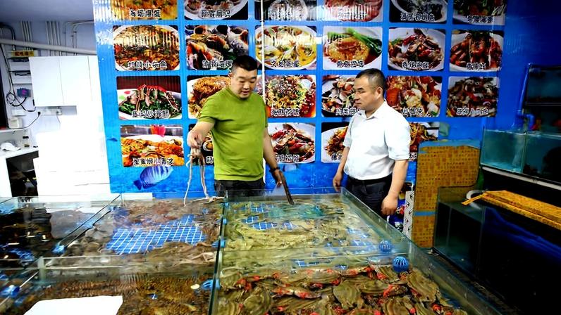 Clientes escolhem frutos do mar em mercado na cidade de Lianyungang. na China