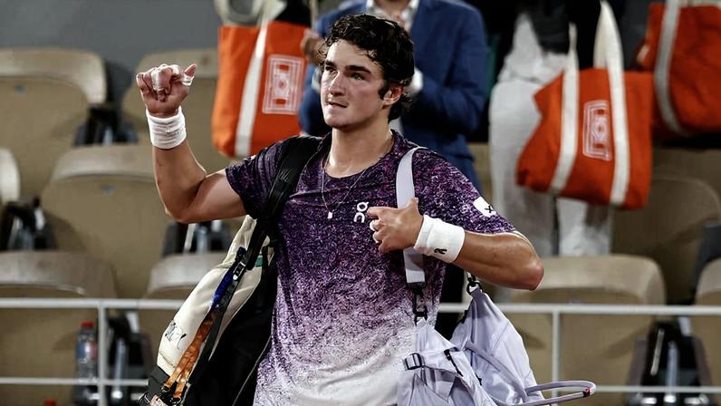 Fonseca acena para a torcida após perder para Jakub Mensik em Roland Garros