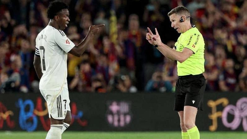 Árbitro Alejandro Hernandez fala com Vini Jr. em partida entre Barcelona e Real Madrid