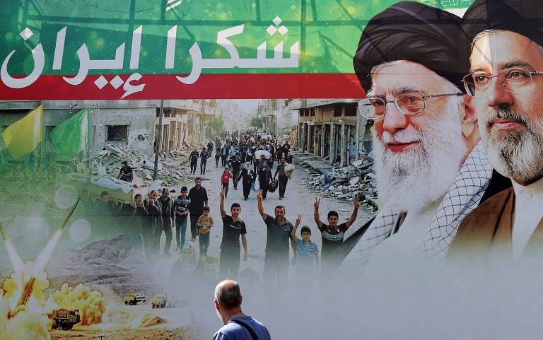 Outdoor retrata o aiatolá Ali Khamenei (2º à esquerda), e seu filho, Mojtaba Khamenei, em Dahiyeh, no sul de Beirute, no Líbano - Anwar Amro - 15.jun.26/AFP