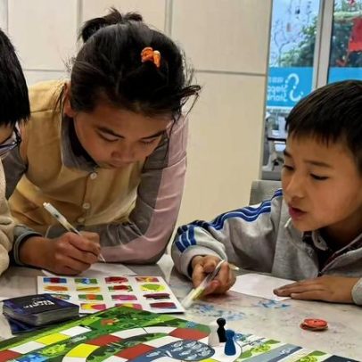 ONG brasileira leva educação financeira a crianças migrantes na China