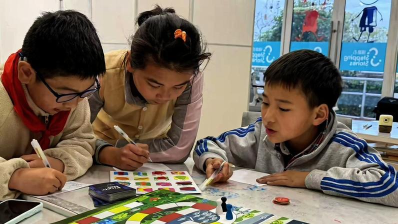Crianças em Xangai, na China, aprendem educação financeira e inglês por meio de jogos de ONG brasileira