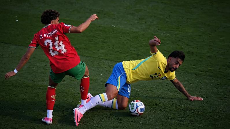 Lucas Paquetá disputa a bola com El Aynaoui, do Marrocos, na estreia da seleção brasileira na Copa do Mundo 2026