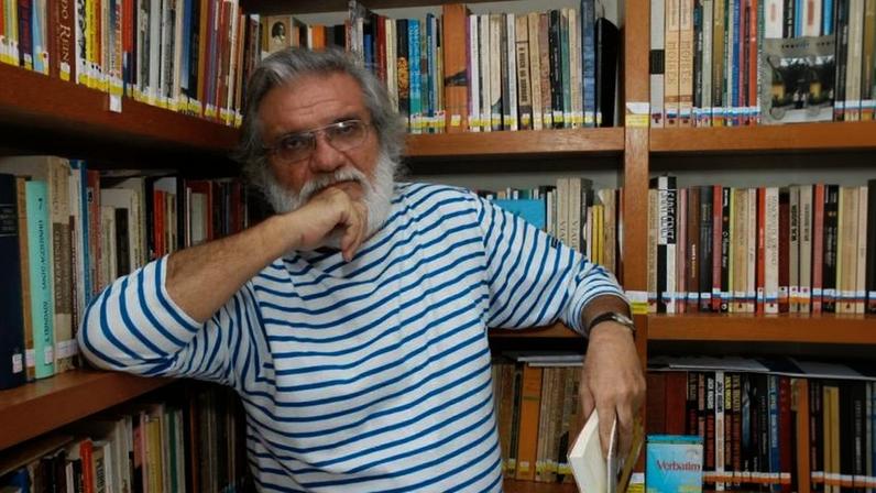 O escritor Raimundo Carrero, na biblioteca de sua casa, em Recife, em 2005
