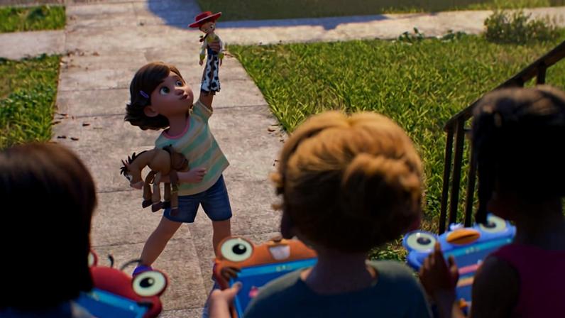 Menina de camiseta listrada e shorts azuis segura dois bonecos, um em cada mão, enquanto está na calçada. Três crianças observam-na de uma escadaria, segurando brinquedos coloridos. Ambiente externo com grama e caminho de concreto.