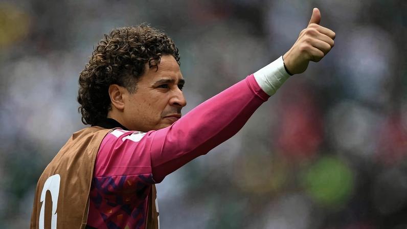 Goleiro mexicano Guillermo Ochoa acena durante jogo entre México e África do Sul