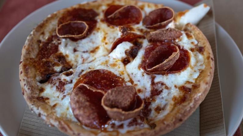 Pizza servida pela Pizza Hut em unidade de Chicago, nos EUA