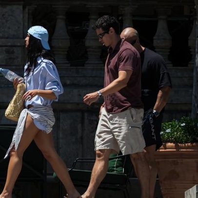 Dua Lipa e Callum Turner curtem lua de mel em praia italiana