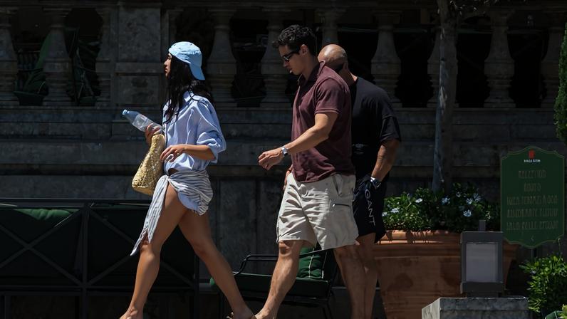 Dua Lipa e Callum Turner em Palermo, Itália