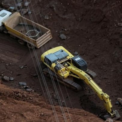 Garimpeiros avançam com escavadeiras sob linhão de Belo Monte, risco de colapso