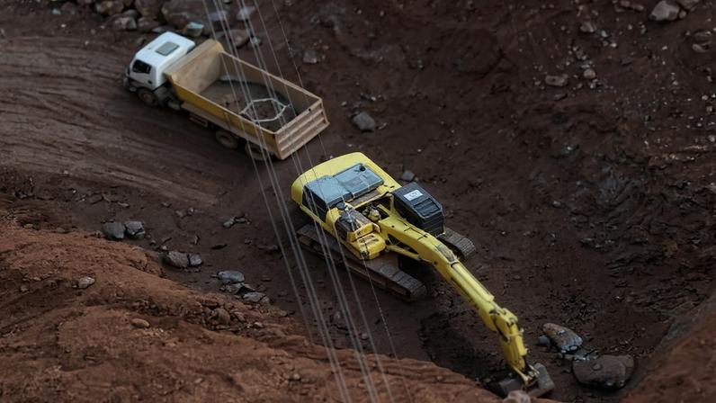 Imagem mostra máquinas operando abaixo de linha de transmissão, área de segurança onde não é permitida a mineração