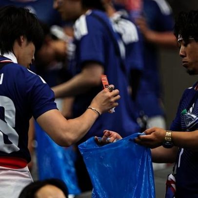 Torcedores japoneses limpam estádio após empate contra a Holanda