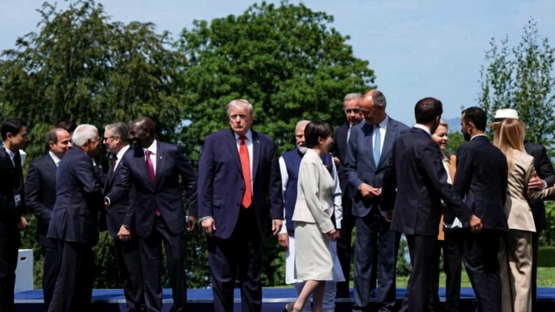 O presidente dos Estados Unidos, Donald Trump, no octógono ao final do evento de artes marciais mistas “UFC Freedom 250”, realizado na Casa Branca, em Washington, D.C. (EUA)