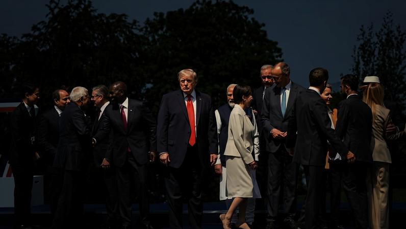 O presidente dos EUA, Donald Trump, ocupa o centro do palco enquanto líderes mundiais se cumprimentam antes da foto oficial da Cúpula do G7 em Évian-les-Bains, na França