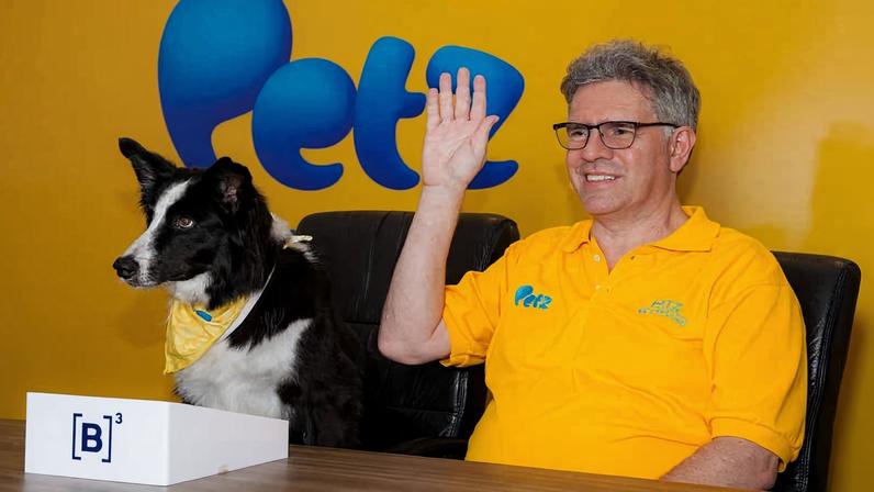 Sérgio Zimerman, fundador e presidente da companhia, com o cão Wolke, da raça Border Collie, aperta campainha na estreia da Petz na Bolsa de Valores