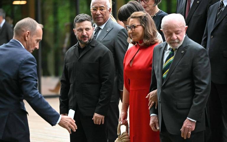 O presidente Volodimir Zelenski ao lado de Janja e de Lula durante encontro da cúpula do G7 em Évian, na França