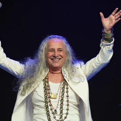 Maria Bethânia dança com Paulinho da Viola em festa de 80 anos