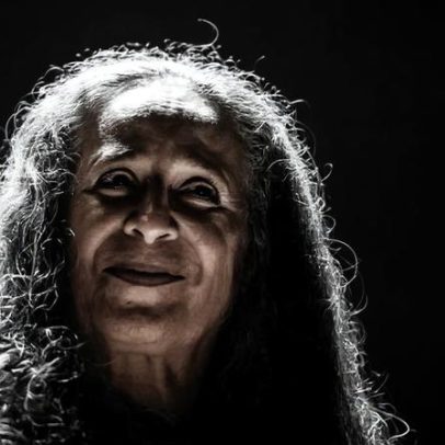 Maria Bethânia completa 80 anos como radical de seu próprio movimento