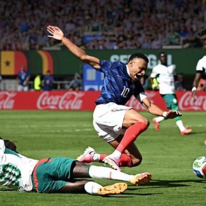 Revisão do VAR envolve lance de possível pênalti de Mané em Mbappé