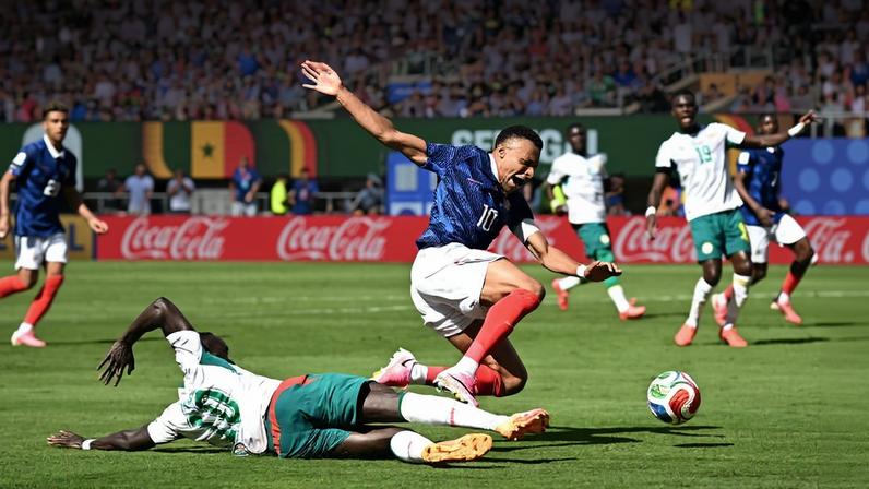 Momento em que Sadio Mané e Mbappé disputam a bola no segundo tempo da partida
