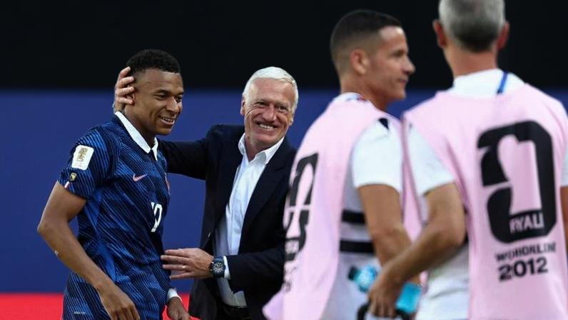 Didier Deschamps cumprimenta Mbappé após segundo gol da França na estreia contra o Senegal, no estádio MetLife, em Nova Jersey