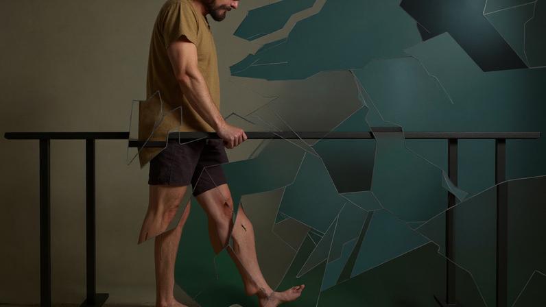 Pessoa descalça com muleta caminha sobre superfície com rachaduras visíveis. Fundo mostra linhas vermelhas que lembram traçados de eletrocardiograma.