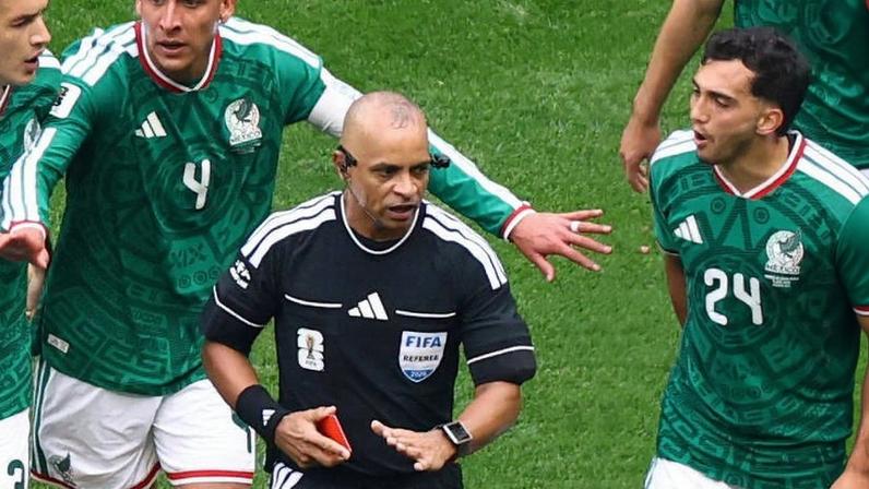 Árbitro brasileiro Wilton Pereira Sampaio usando a câmera corporal implementada pela FIFA, na estreia do mundial; o jogo entre México e África do Sul foi marcado por três expulsões.
