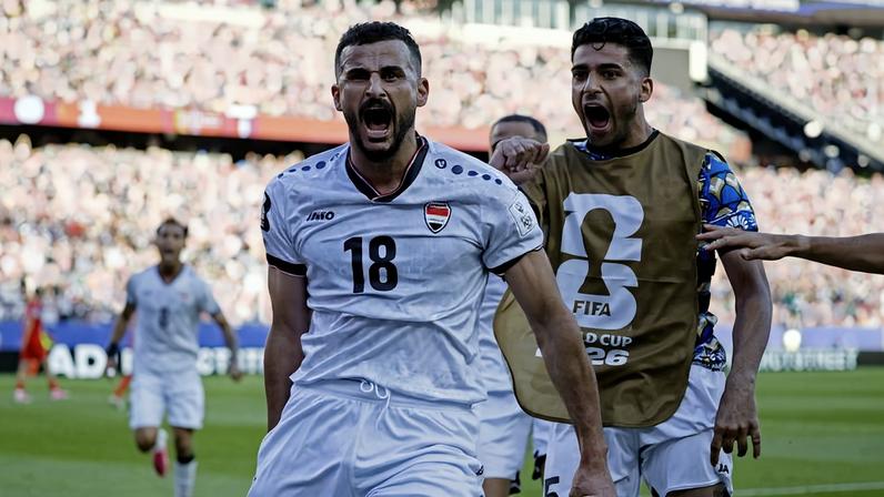 Jogador do Iraque com camisa branca número 18 comemora gol com expressão intensa, acompanhado por companheiro com colete FIFA. Estádio cheio ao fundo com outros jogadores em campo.