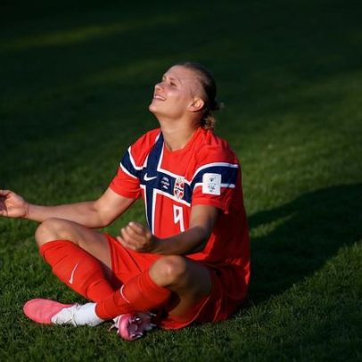 Haaland faz dois gols na vitória da Noruega na estreia da Copa