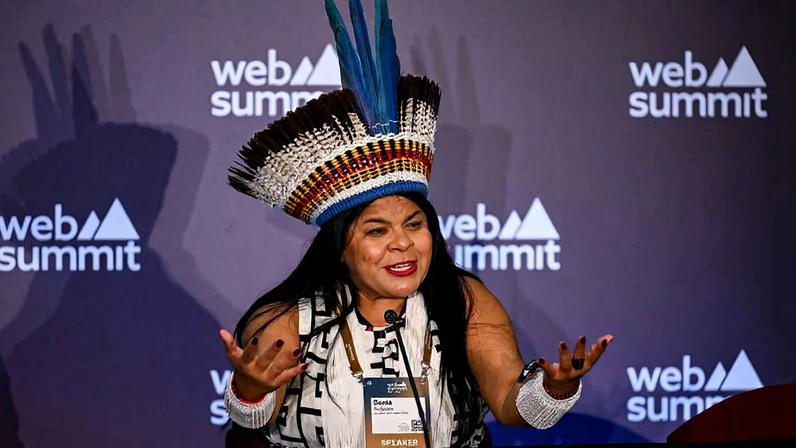 A ex-ministra Sônia Guajajara durante entrevista coletiva para jornalistas no Web Summit Rio 2026, no Riocentro, no Rio de Janeiro
