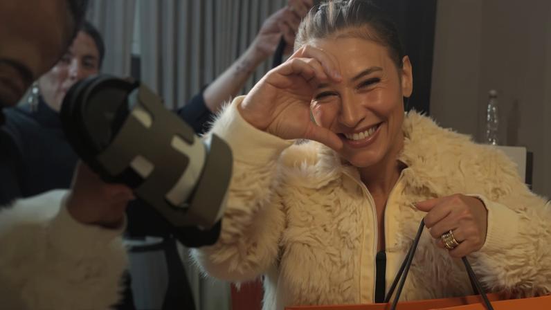 Simone Mendes presenteia Simaria com sandália de R$ 7 mil