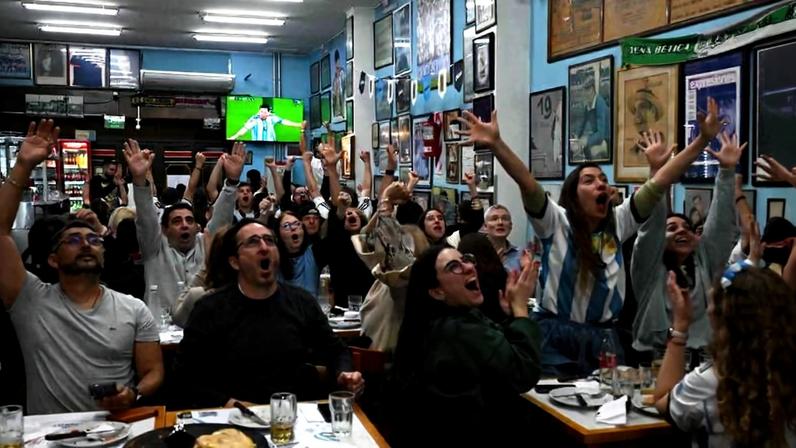 Argentinos celebram 1 dos 3 gols de Lionel Messi na partida de estreia da equipe na Copa, contra a Argélia