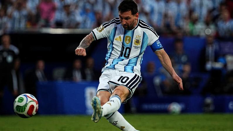 Messi marca o primeiro gol da partida contra a Argélia, pela Copa do Mundo 2026