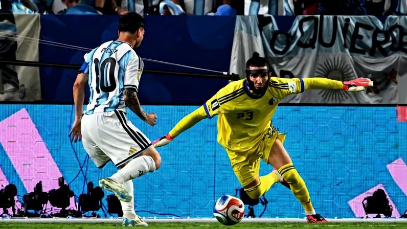 Messi se prepara para chutar com o pé direito e marcar o segundo dos seus três gols na vitória por 3 a 0 sobre a Argélia, na noite desta terça (16)