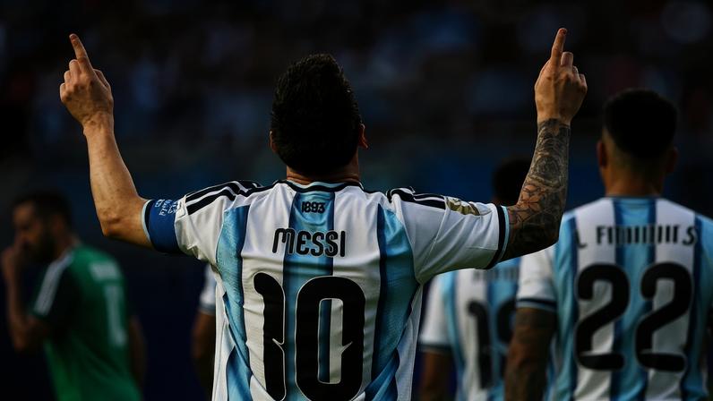Messi celebra seu terceiro gol contra a Argélia
