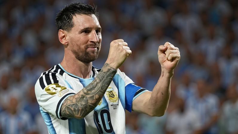 Messi comemora o seu terceiro gol, que o fez empatar com o alemão Miroslav Klose na artilharia das Copas do Mundo, com 16 tentos