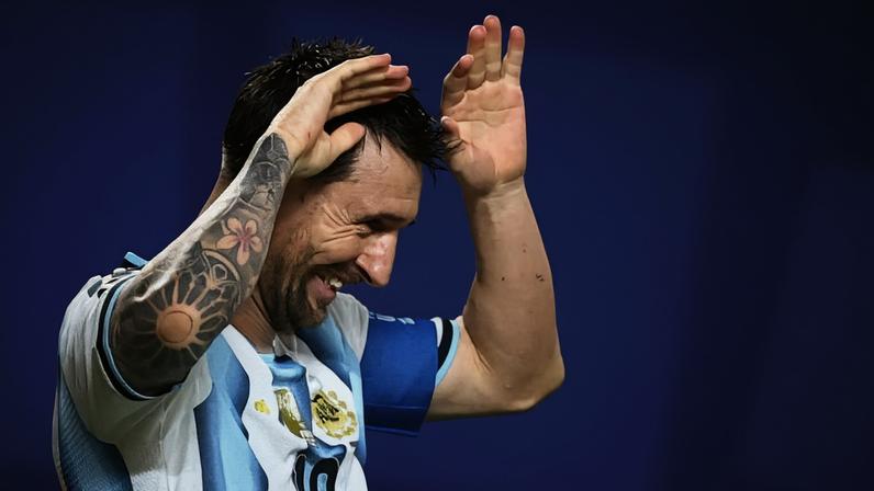 Messi comemora seu terceiro gol em Kansas City, onde a Argentina ganhou da Argélia por 3 a 0 na Copa do Mundo; ele tem 16 gols ao todo em Copas