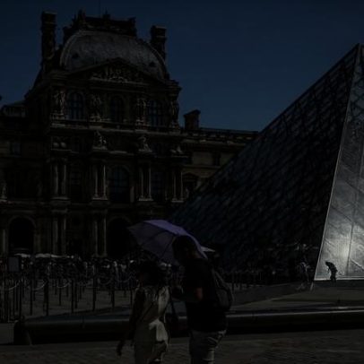 Louvre à beira do limite, diz novo presidente após roubo de joias