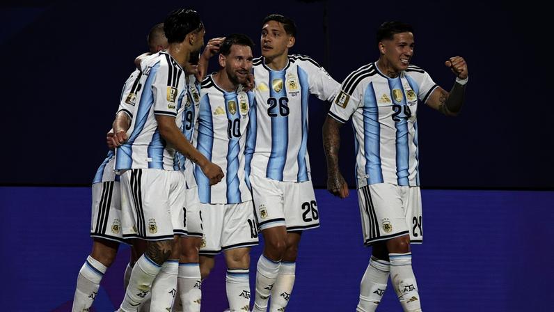 Jogadores da Argentina rodeiam Messi na comemoração do segundo gol de Messi