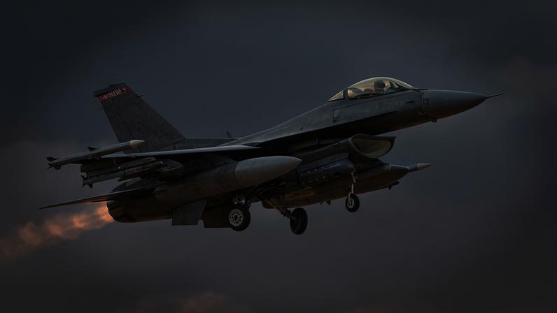 Avião F-16 carregado com mísseis em voo durante a Operação Fúria Épica realizada pelos EUA contra o Irã